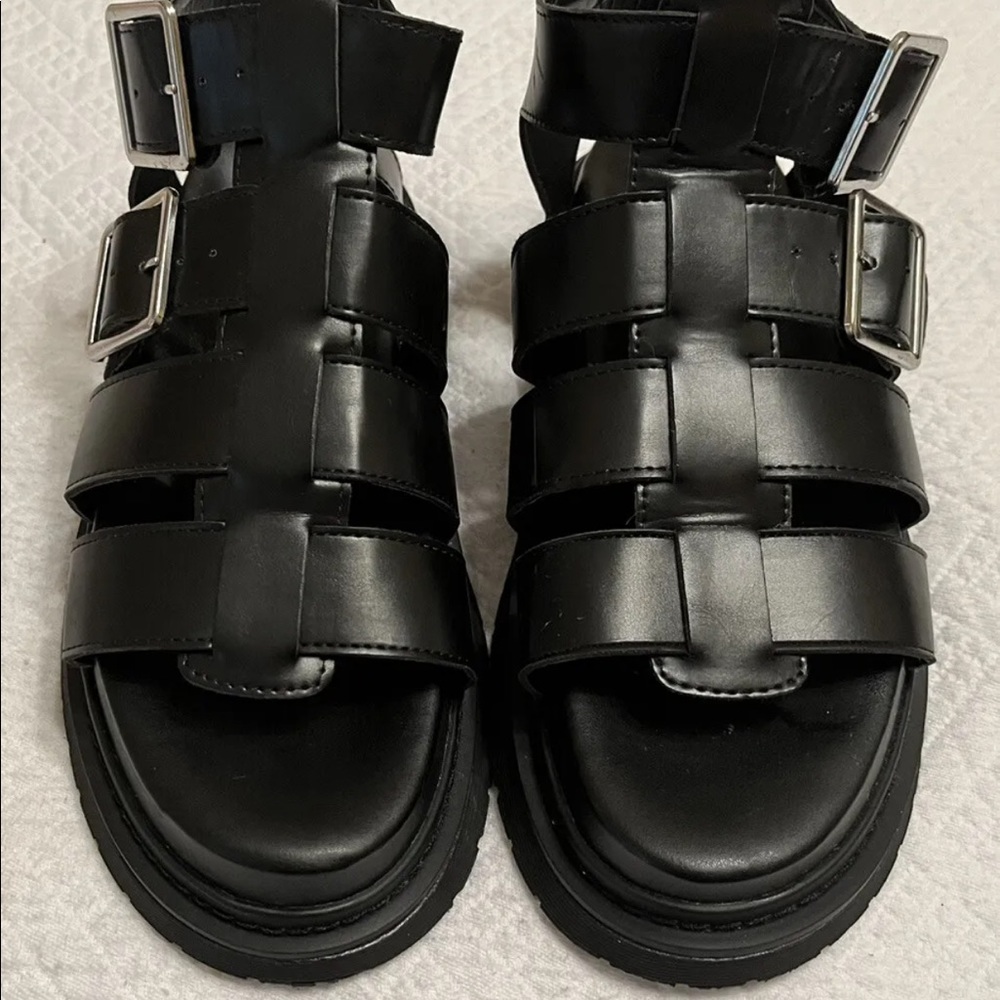 NWOT No Boundaries Flatform Fisherman sandals.